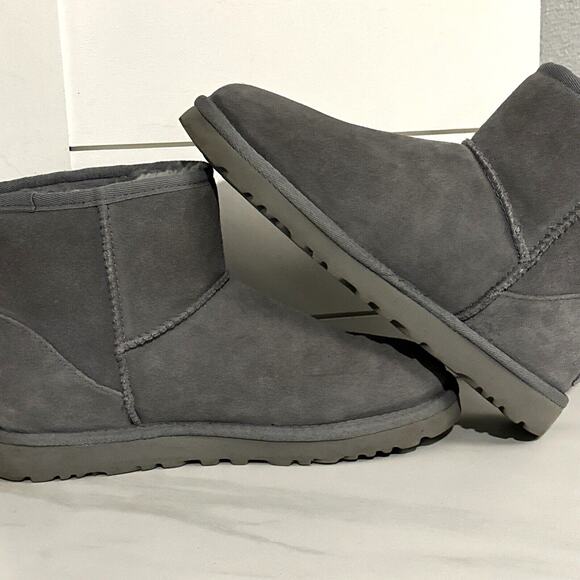 UGG Women's Classic Mini Side Logo II Boots Size 8 US Gray EUC - Picture 7 of 11